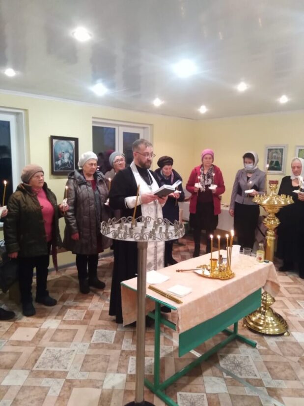 Чин соборования в молитвенном доме совершил иерей Сергий Белых.
