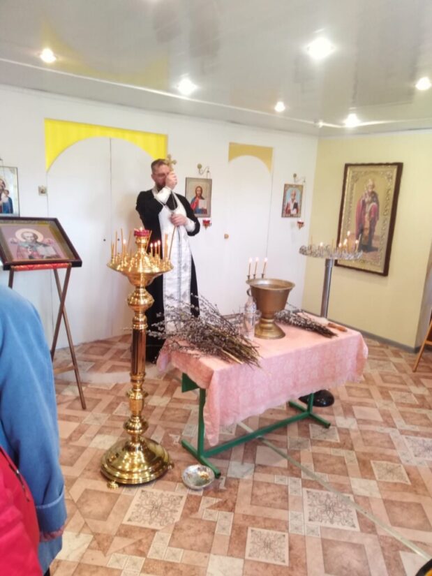 Иерей Сергий Белых освятил вербы для прихожан молитвенного дома