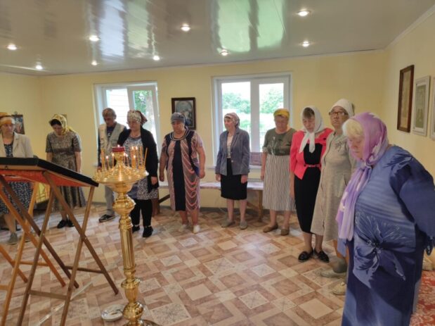 Иерей Сергий Белых совершил Божественную литургию в молитвенном доме с. Никольское.